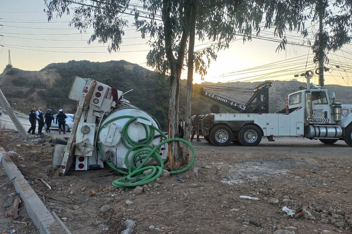 Camión cisterna sufre volcadura en carretera a Rosarito