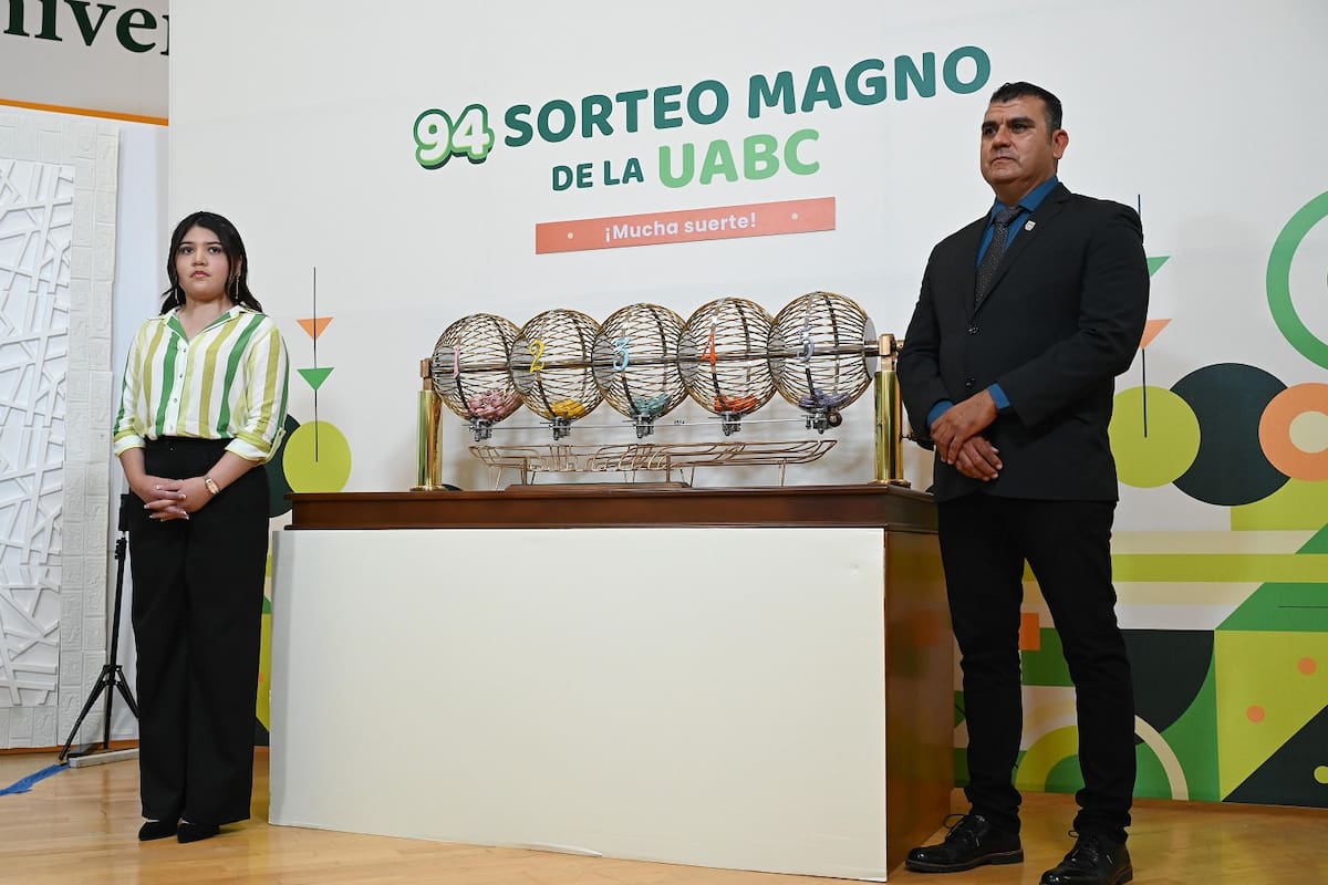 Julián, de Mexicali, se lleva el premio mayor del 94 Sorteo Magno de la UABC