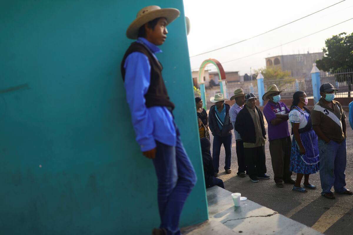 Indígenas náhuatl esperan fuera de una casilla electoral para emitir su voto durante las elecciones intermedias en Atzacoaloya, en el estado de Guerrero, México. 6 de junio de 2021. REUTERS/Edgard Garrido