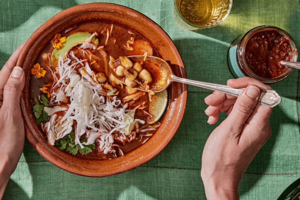 Pozole de salchicha se vuelve viral en redes sociales y recibe críticas en México por su singularidad