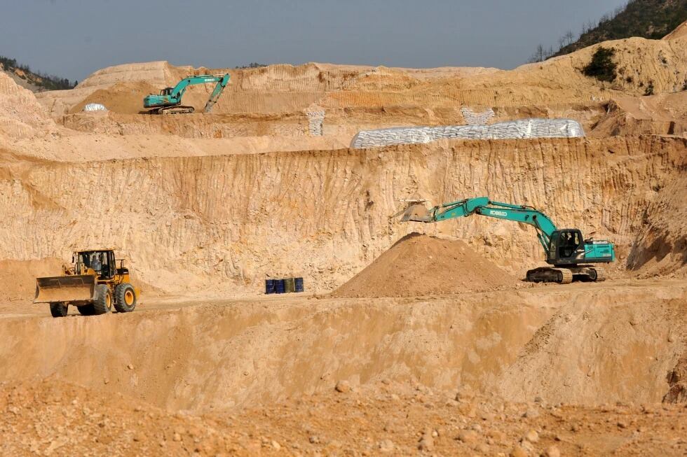 Trabajadores utilizan maquinaria para excavar en una mina de tierras raras en el condado de Ganxian, en la provincia central china de Jiangxi, el 30 de diciembre de 2010. (Chinatopix via AP, Archivo)