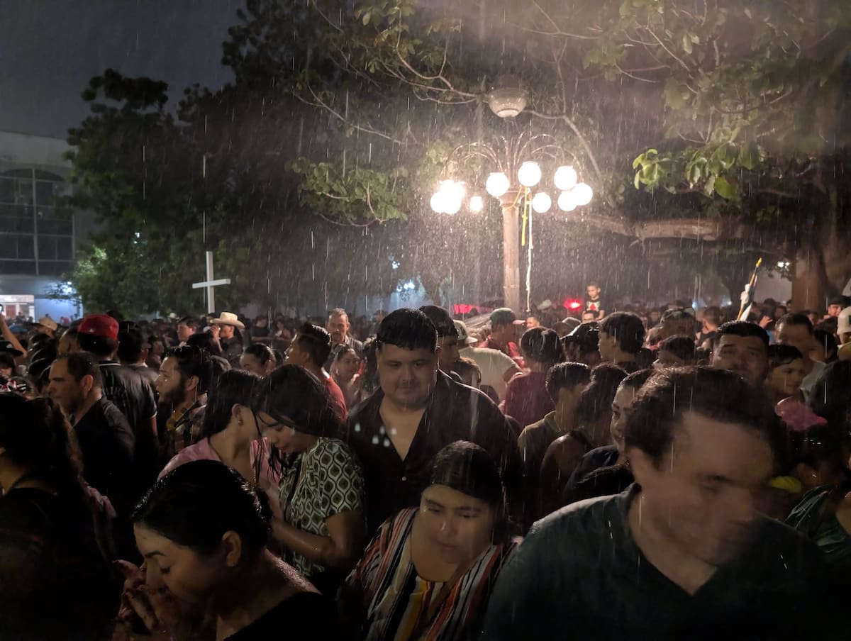La emotividad del momento fue enmarcada la lluvia y por los aplausos de familias enteras que se dieron cita en el centro histórico para gritar al unísono, ¡viva Sonora!, ¡viva México! | Crédito: Daniel Santacruz