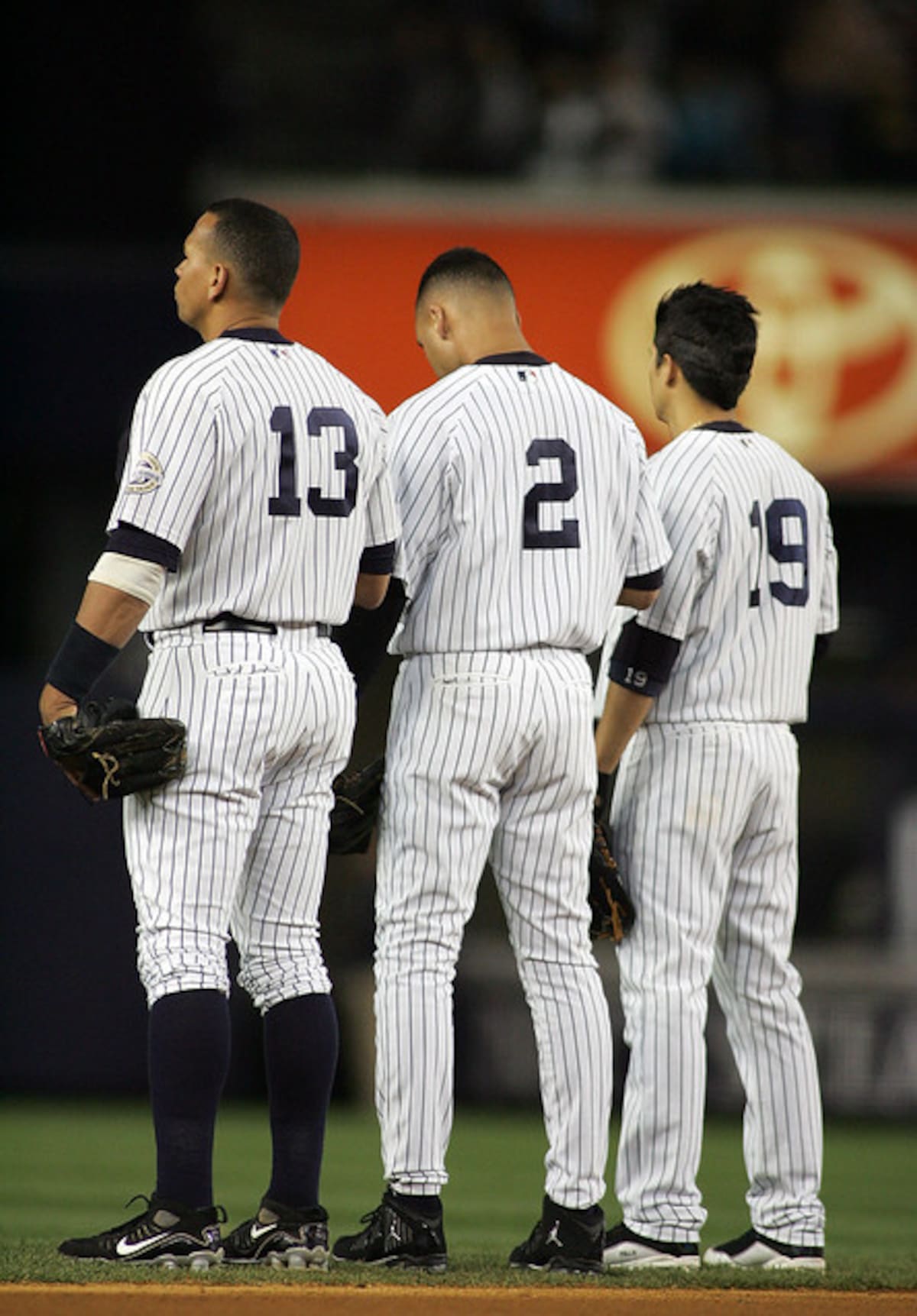 Alex Rodríguez, Derek Jeter y Ramiro Peña durante el himno nacional en el Yankee Stadium.