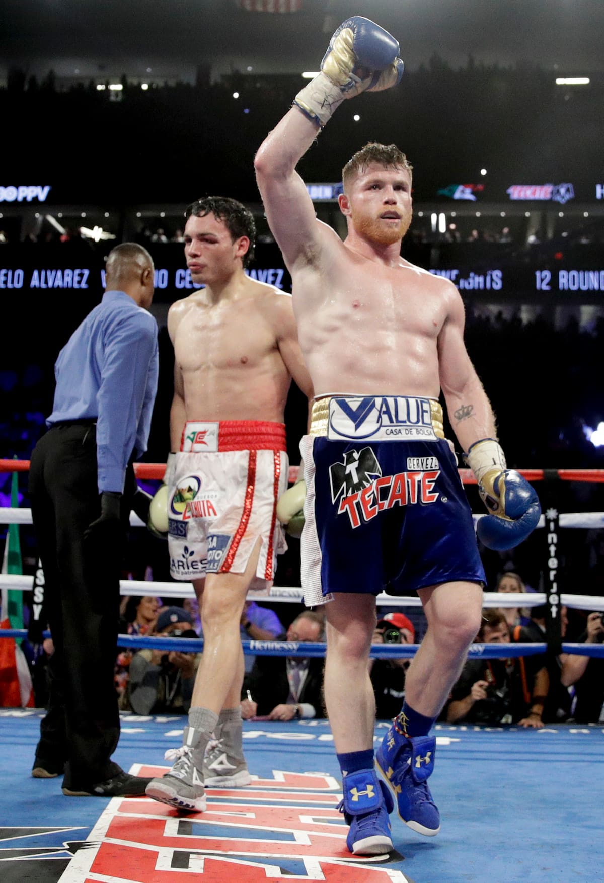 'Canelo' levanta la mano al sentirse triunfador luego de haber enfrentado a Chávez Jr. el 6 de mayo del 2017 en Las Vegas. (Foto: AP/John Locher)