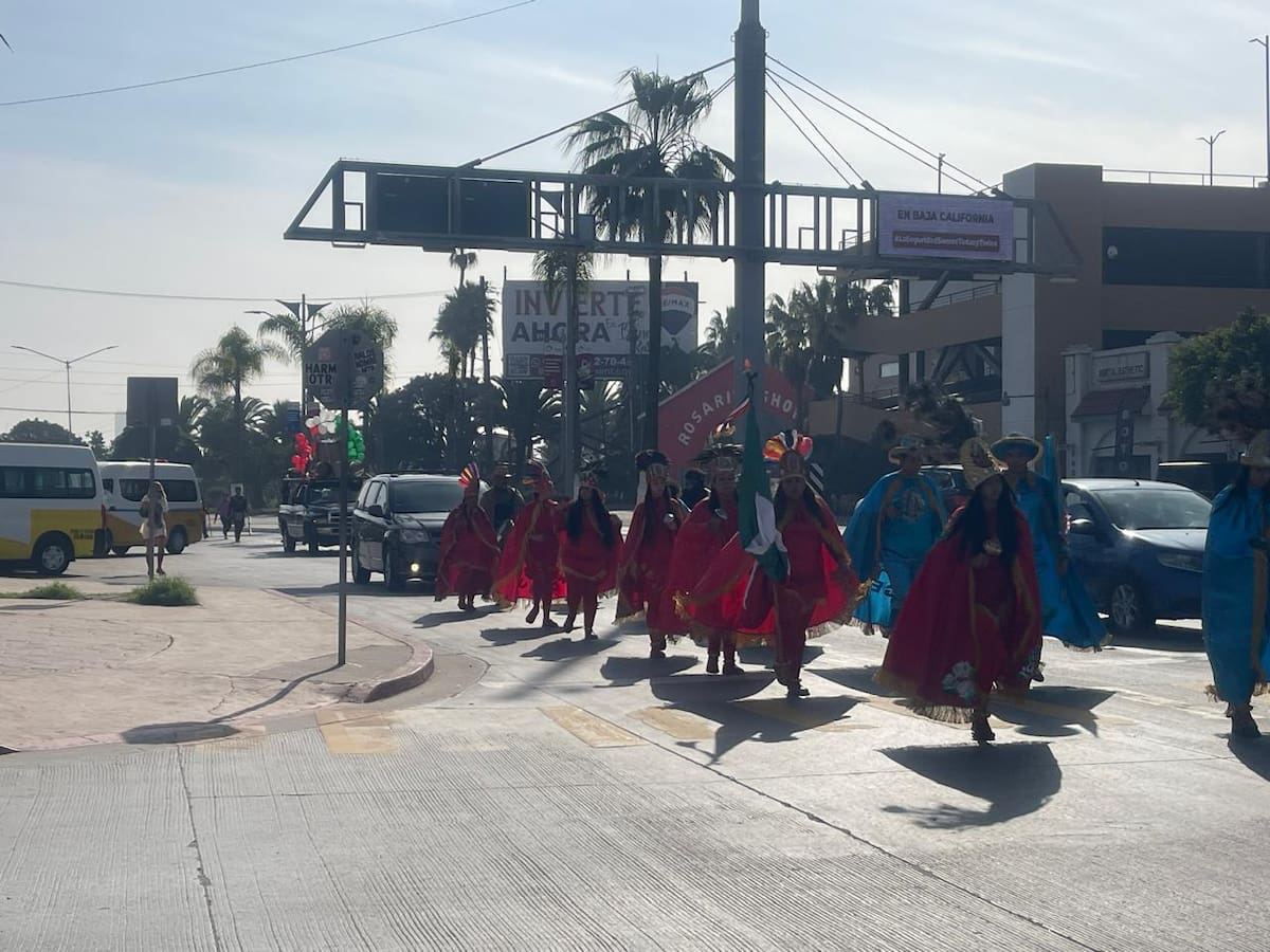 Un centenar de danzantes emprendieron un recorrido de más de 10 kilómetros desde Popotla hasta la parroquia de Nuestra Señora de Fátima en Rosarito para festejar a la Virgen de Guadalupe. Foto: Carmen Gutierrez
