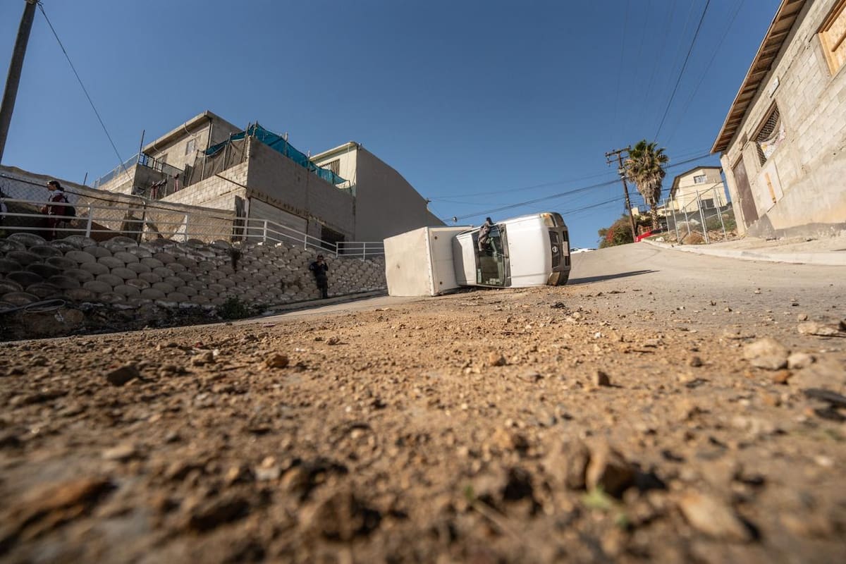 La volcadura de una camioneta de abarrotes provocó un derrame de aceite en una rampa de la Colonia Campestre Murua. Foto: Border Zoom
