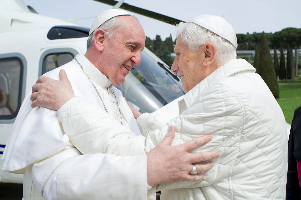 FOTO DE ARCHIVO. El Papa Francisco (L) abraza al Papa Emérito Benedicto XVI cuando llega a la residencia de verano de Castel Gandolfo el 23 de marzo de 2013. REUTERS/Osservatore Romano