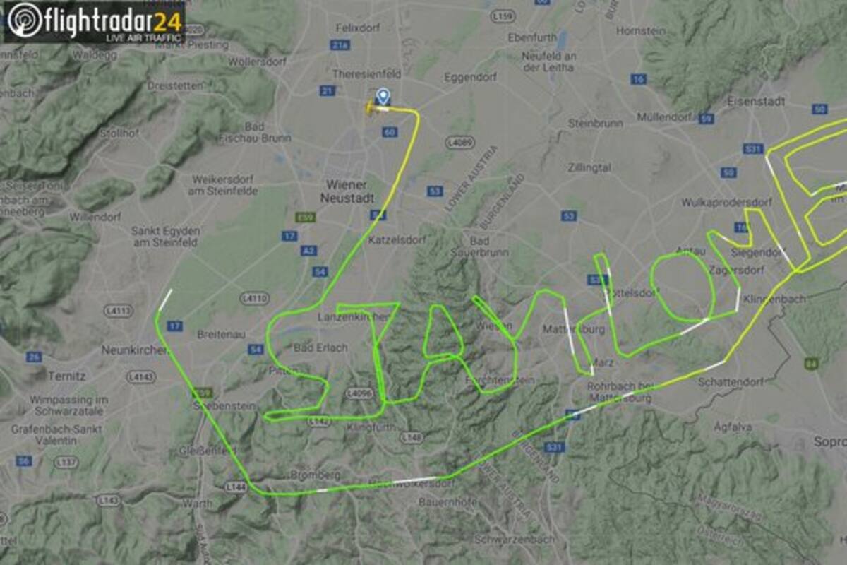 Piloto traza un mensaje en su ruta aérea