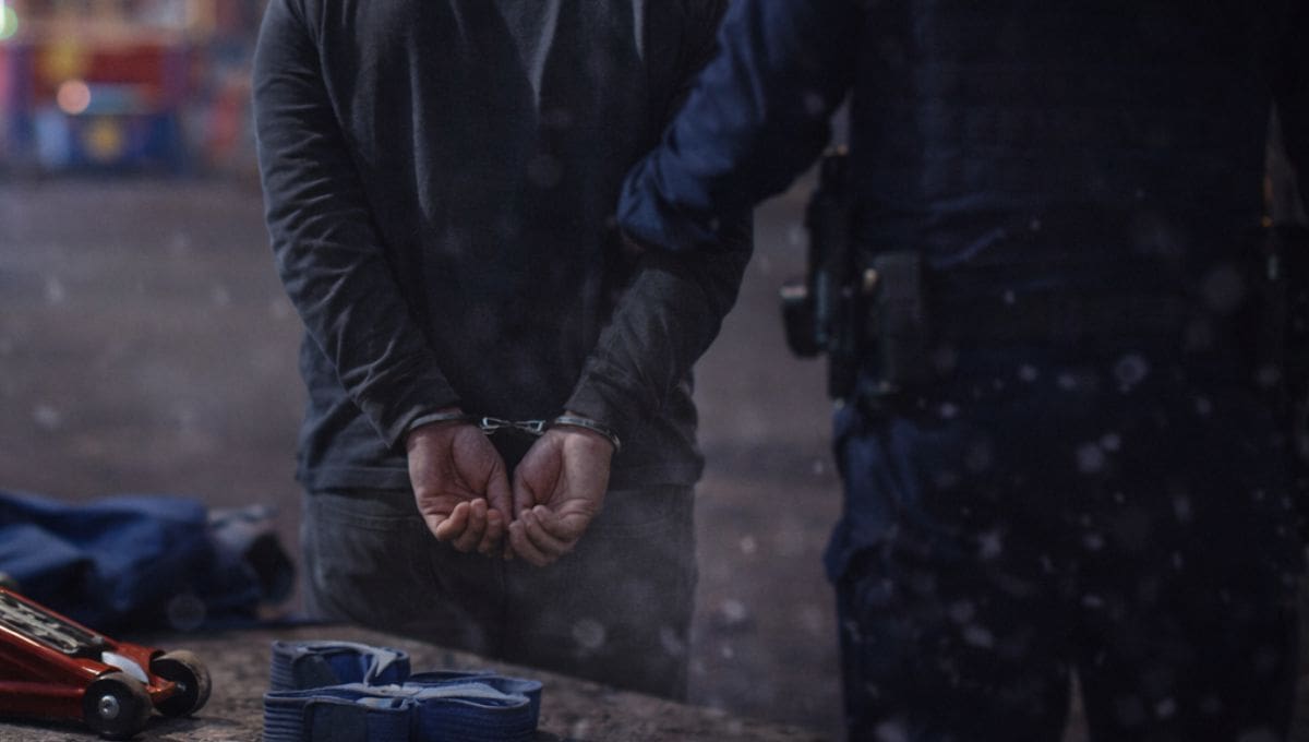 (Imagen ilustrativa, creada con inteligencia artificial) Joven es detenido por la policía.