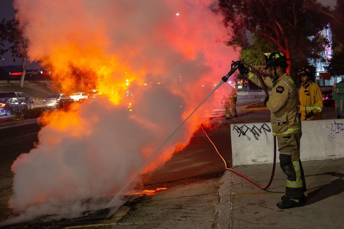 Incendio en registro de la CFE en Tijuana moviliza a bomberos; investigan presunto vandalismo