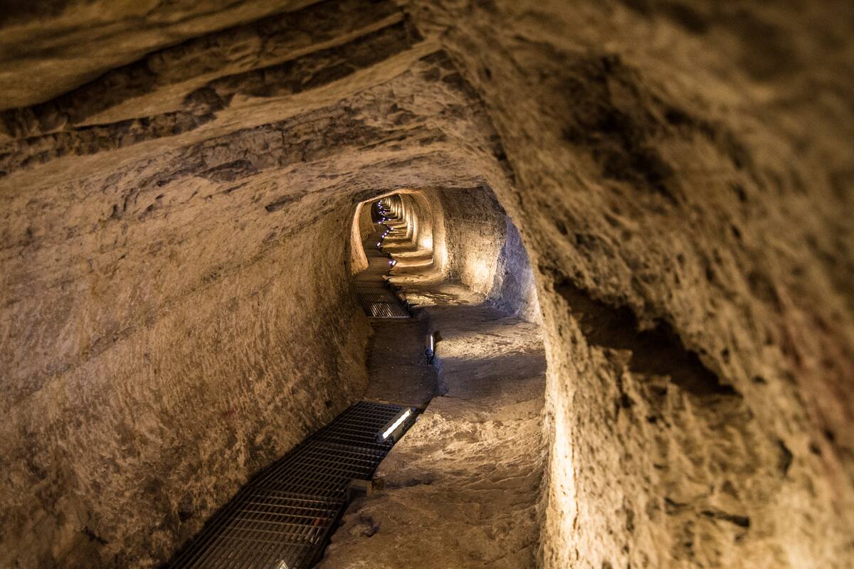 Hombre encuentra una ciudad secreta escondida en su sótano