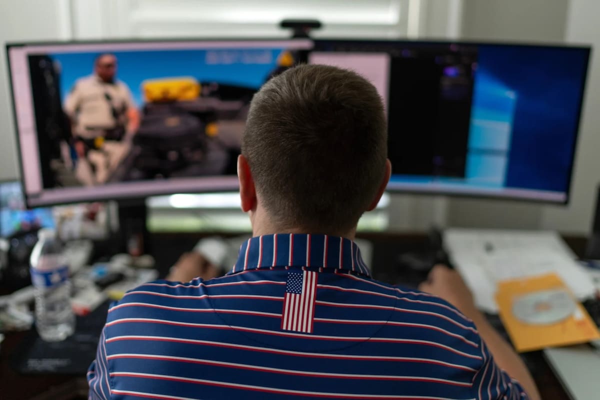 Alek Schott ve el video de la cámara corporal de la policía que muestra el registro de su vehículo, el jueves 16 de octubre de 2025, mientras está sentado en su casa en Houston. | Crédito: AP/David Goldman