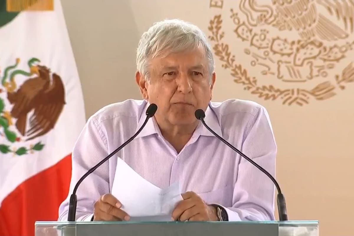 Obrador rinde homenaje a marinos fallecidos en desplome de helicóptero