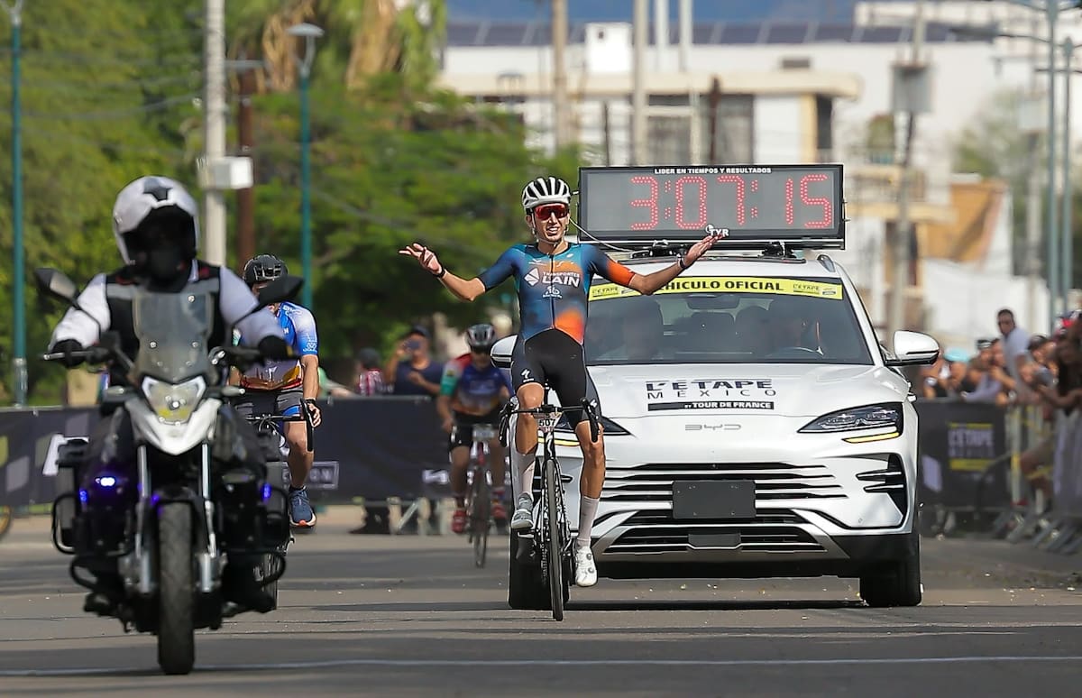 Con los brazos extendidos y una sonrisa, Enrique Esquerra, originario de Culiacán, Sinaloa, celebra su victoria en la ruta de 120 kilómetros de L’Étape Hermosillo Tour de France.
