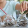 El método suizo para enseñarle a los niños a manejar sus finanzas personales de manera responsable propone usar el “domingo” fijo desde los 6 años para aprender a diferenciar necesidades y tomar buenas decisiones de ahorro