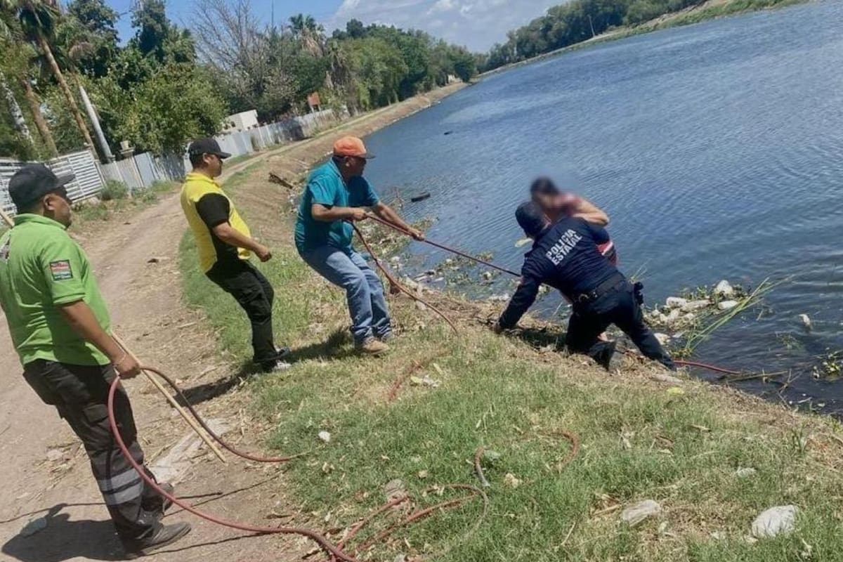 Policías y empleados de gasolinera rescatan a mujer que cayó al canal en Cajeme