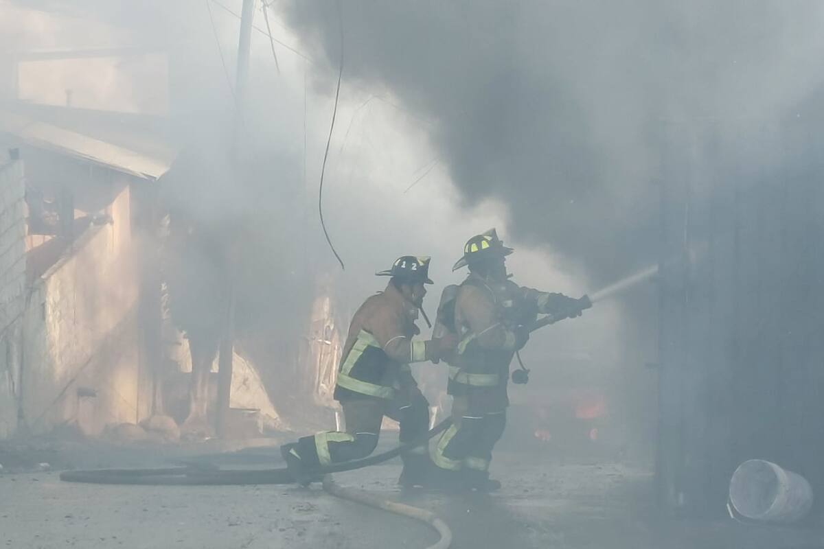 Arden 10 casas y mueren dos en voraz incendio