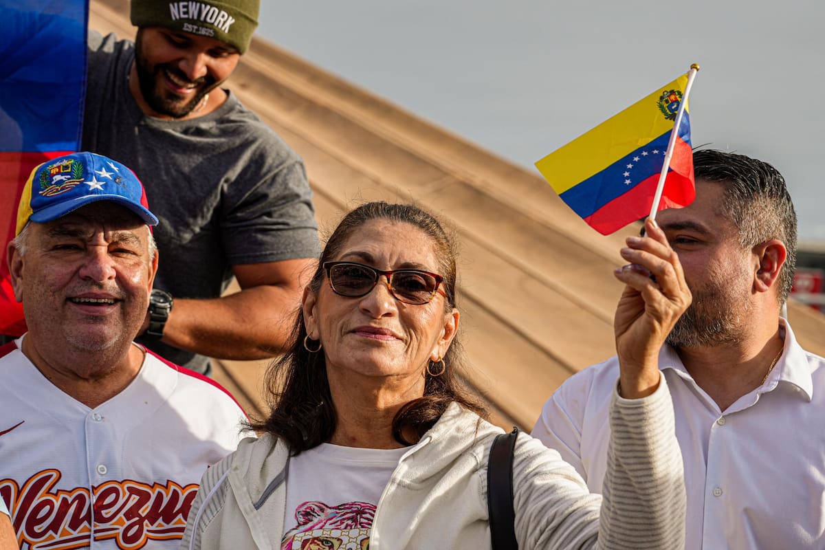 Desde las 14:30 horas, algunos venezolanos se reunieron en la glorieta Cuauhtémoc con pancartas y banderas. Foto: Leonardo Gonzales