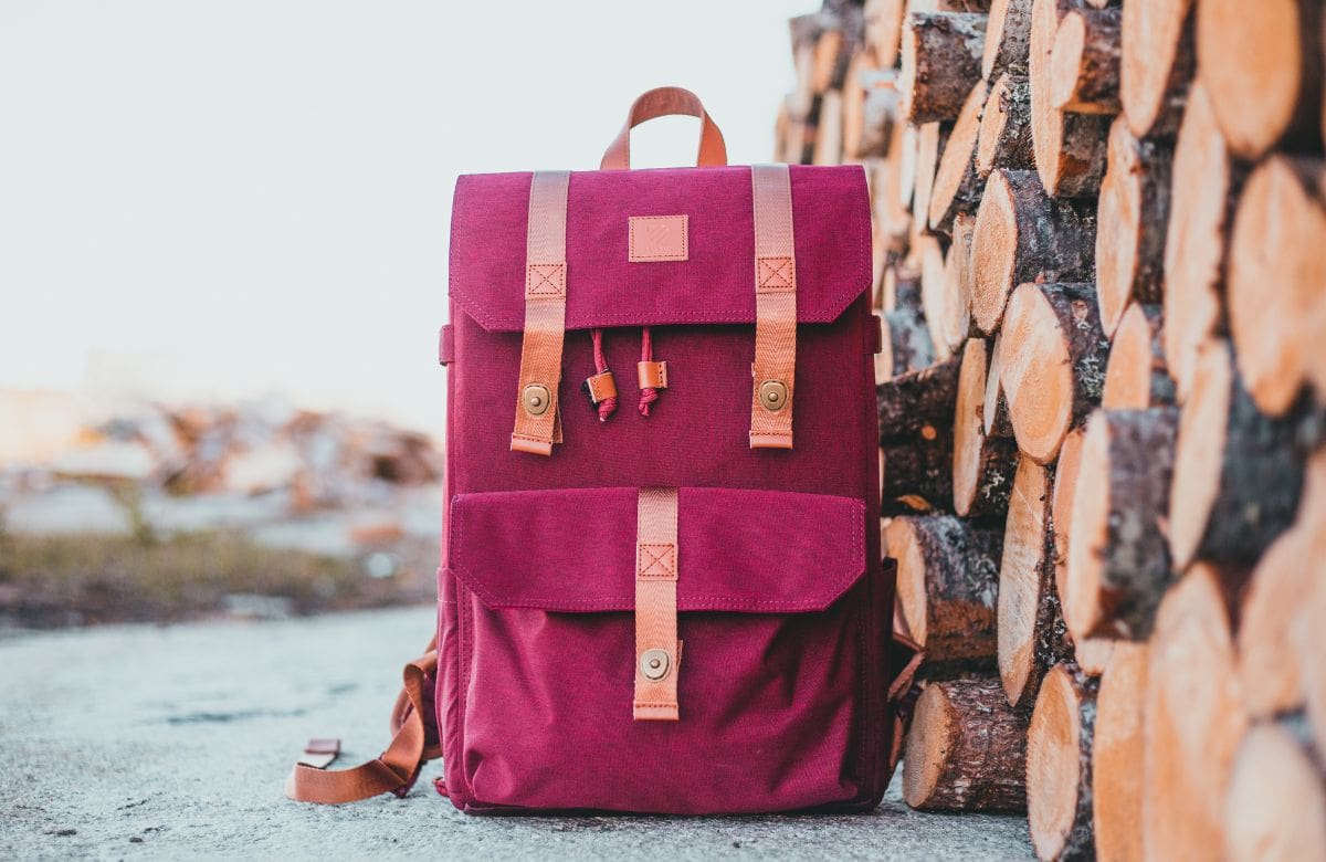 Antes de tirar una mochila rota, reutilízala con 2 ideas prácticas para organizar tu casa y ahorrar dinero | Foto: Especial (canva)