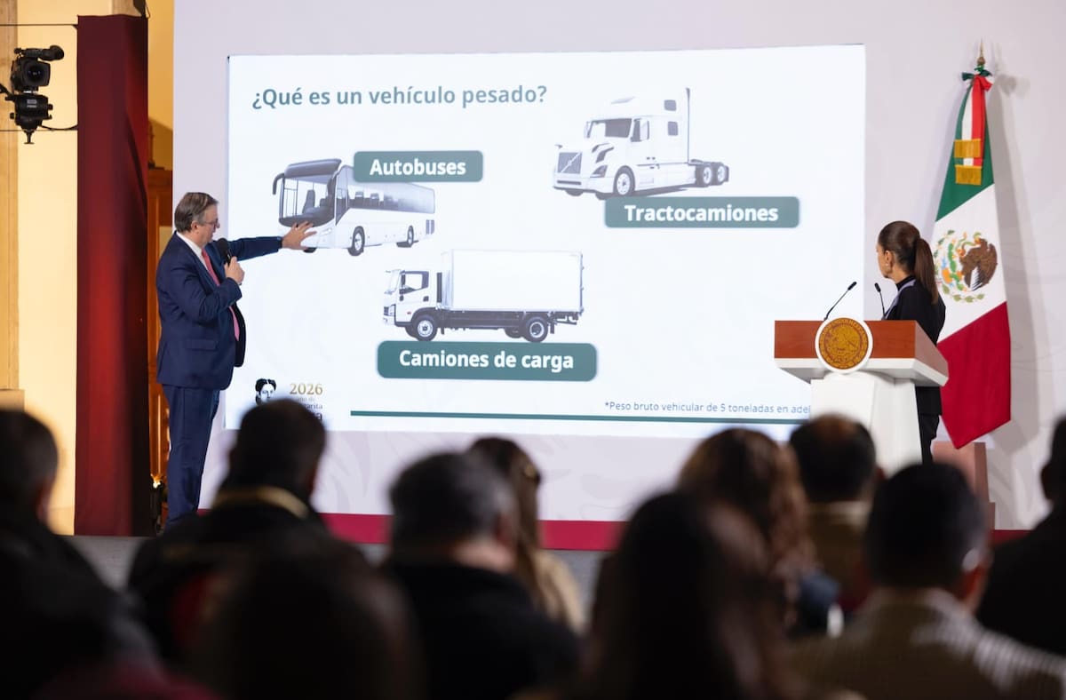 Claudia Sheinbaum y Marcelo Ebrard anuncian renovación del transporte pesado con incentivos fiscales, fondo de 250 millones para créditos y control a importación de unidades usadas para modernizar carreteras en México. | Crédito: Presidencia