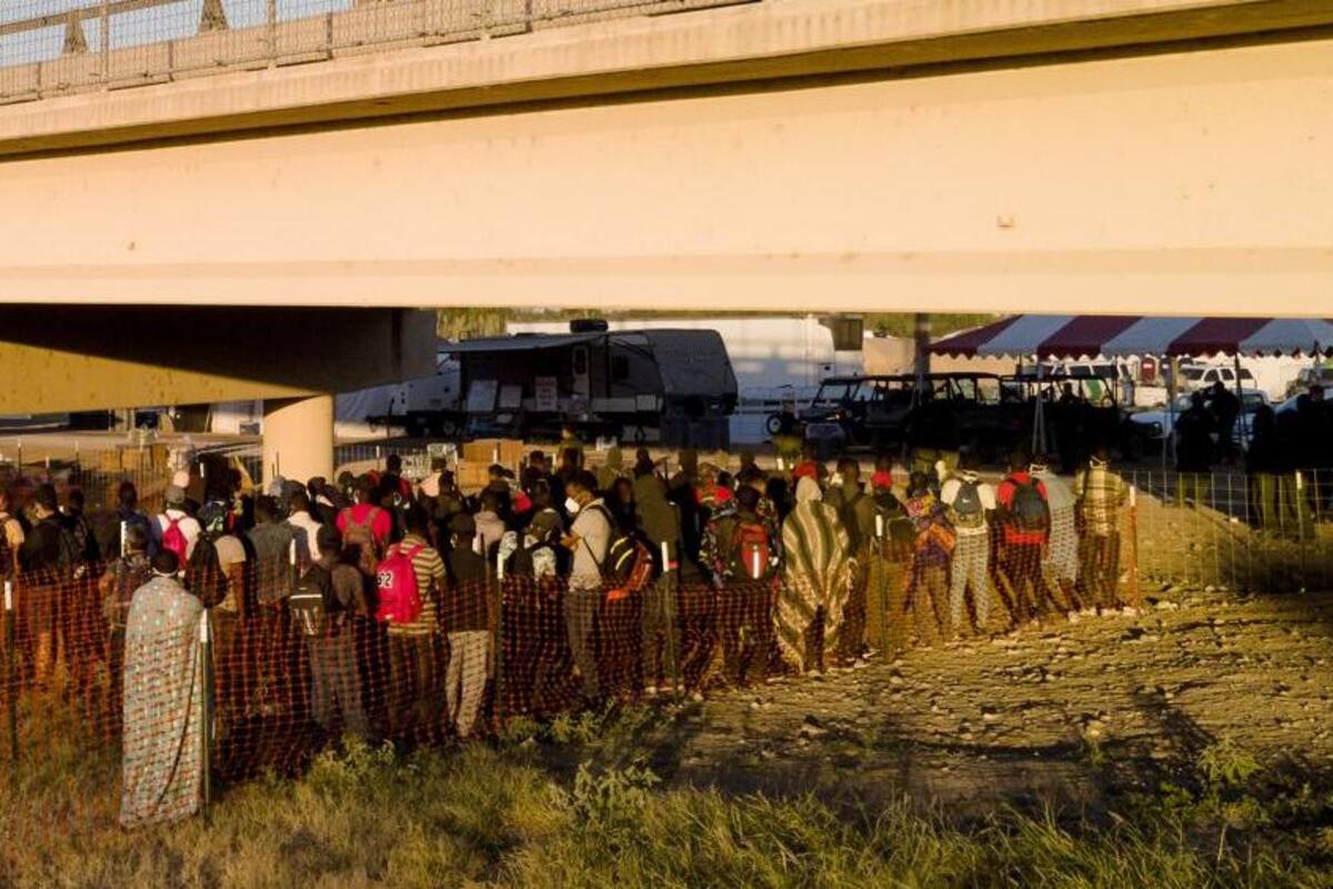 “Limpia” en campamento de migrantes, horas antes había 15 mil en Texas
