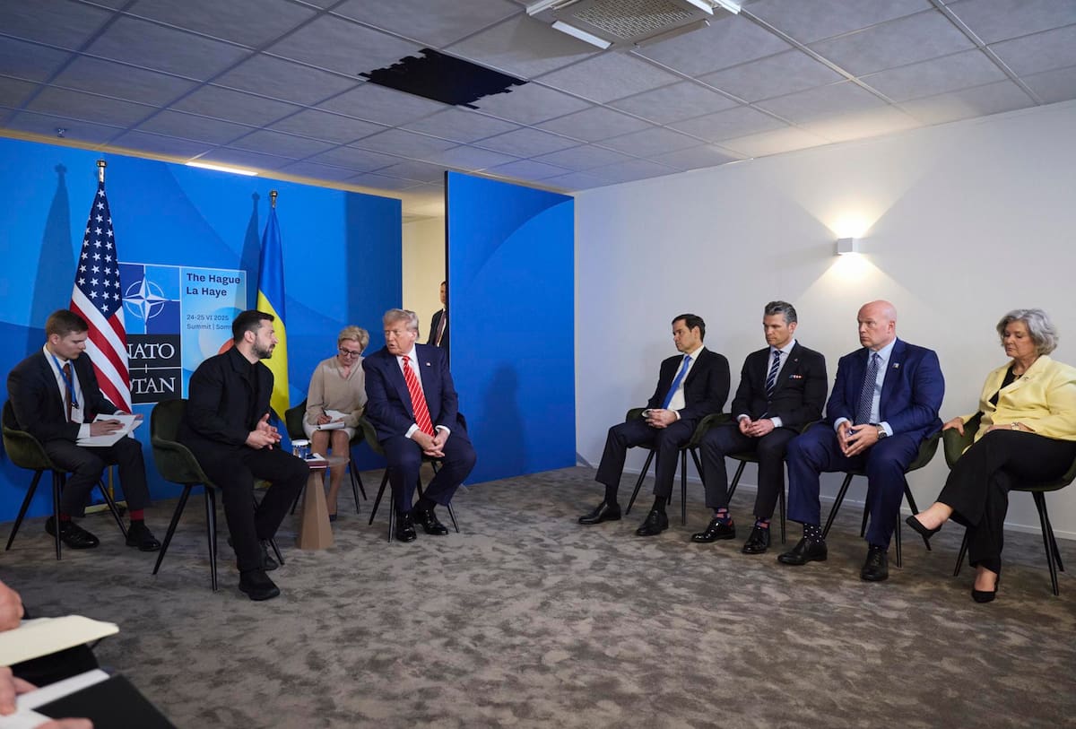 LA HAYA (Países Bajos), 25/06/2025.- Una foto facilitada por el Servicio de Prensa Presidencial de Ucrania muestra al presidente ucraniano, Volodímir Zelenski, y al presidente estadounidense, Donald J. Trump (centro), asistiendo a una reunión en el marco de la cumbre de la OTAN en La Haya, Países Bajos, el 25 de junio de 2025. EFE/EPA/UKRAINIAN PRESIDENTIAL PRESS SERVICE