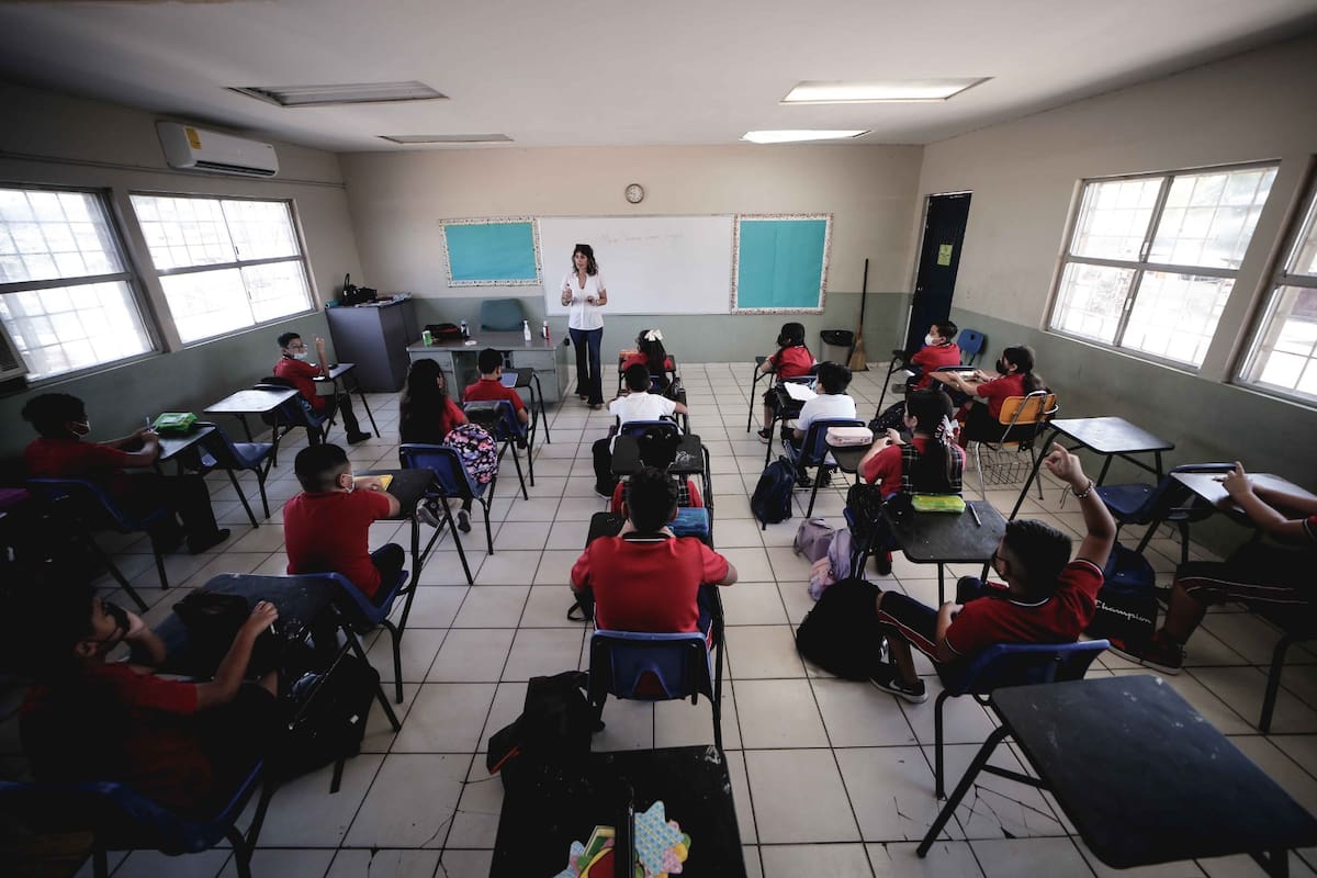 Buscan regular uso de celular en escuelas de Baja California