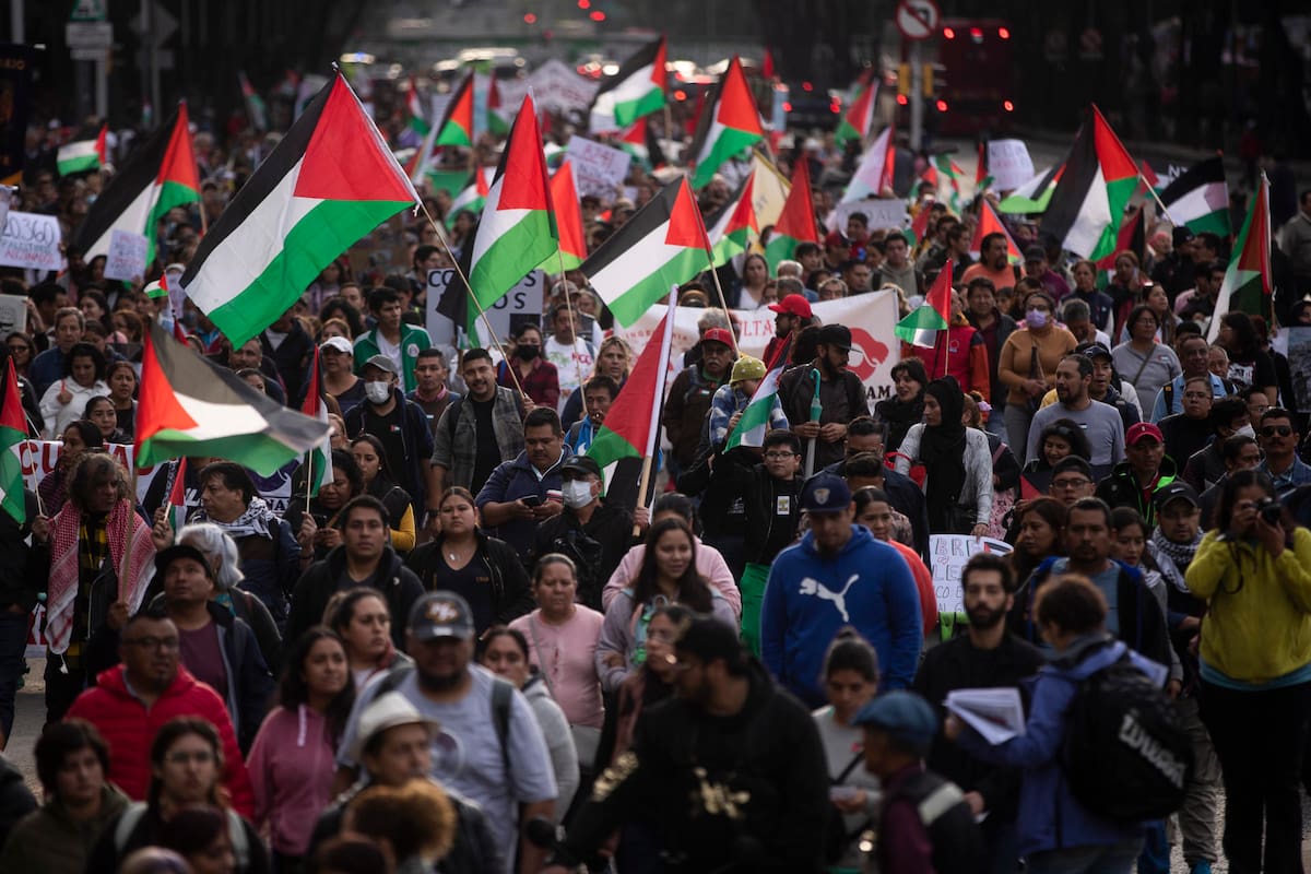Miles de personas marchan en apoyo a Palestina y exigiendo un alto a la ofensiva israelí hoy, en una de las principales avenidas de la Ciudad de México (México). EFE/Isaac Esquivel