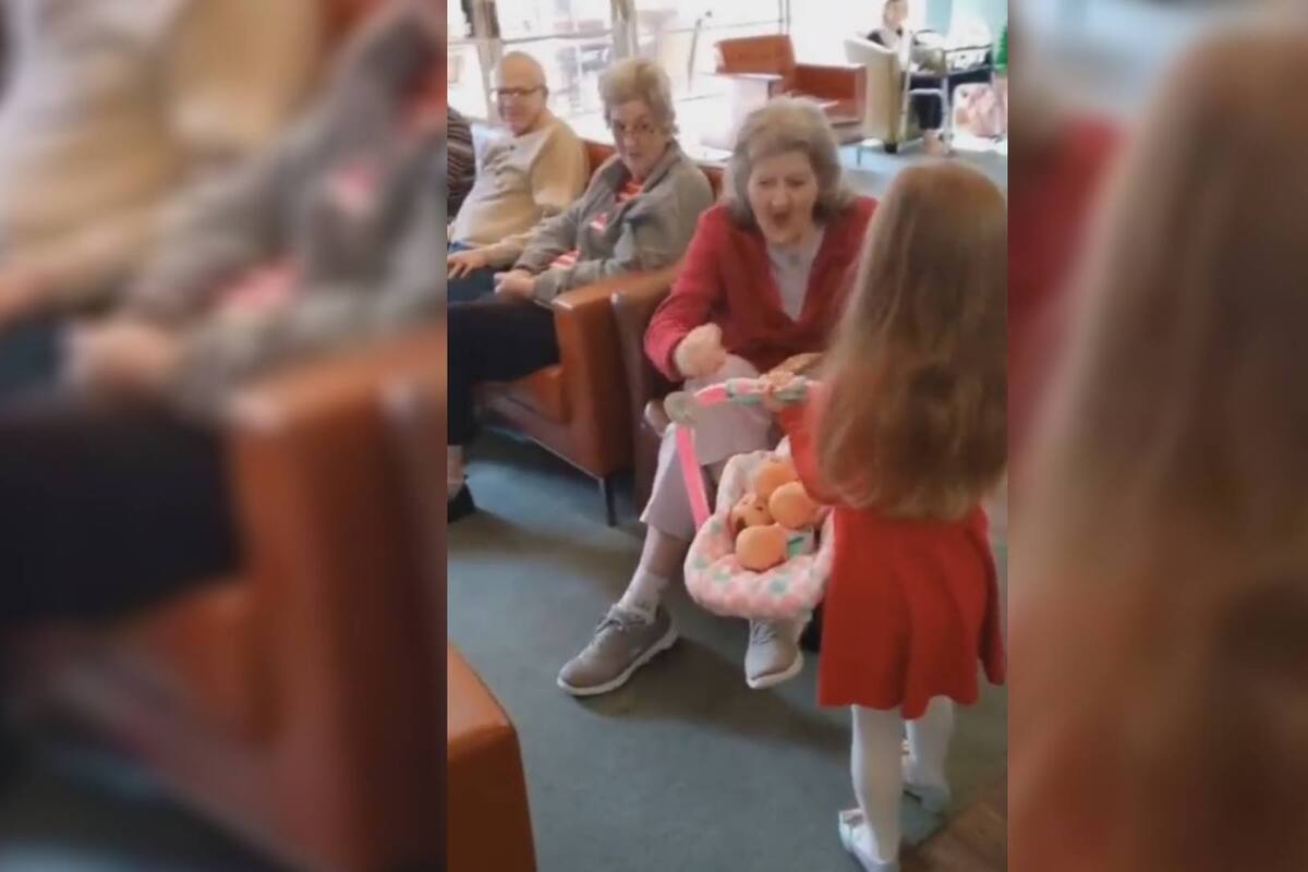 Video: Niña regala juguetes a adultos mayores con problemas de memoria