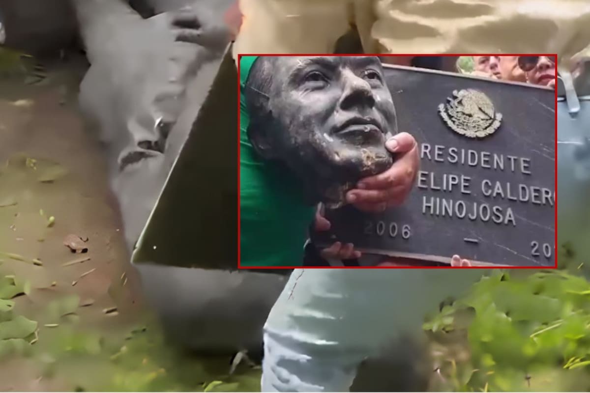 Así ‘decapitan’ estatua de Felipe Calderón durante manifestación en CDMX