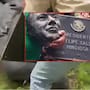 Así ‘decapitan’ estatua de Felipe Calderón durante manifestación en CDMX