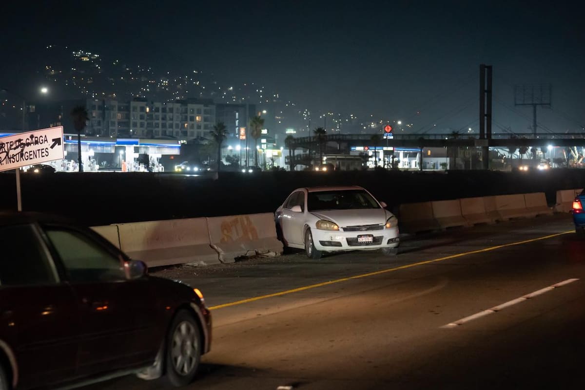 El incidente ocurrió alrededor de las 10:30 de la noche e involucró a un automóvil Honda azul y a un Chevrolet Impala blanco. Foto: Border Zoom