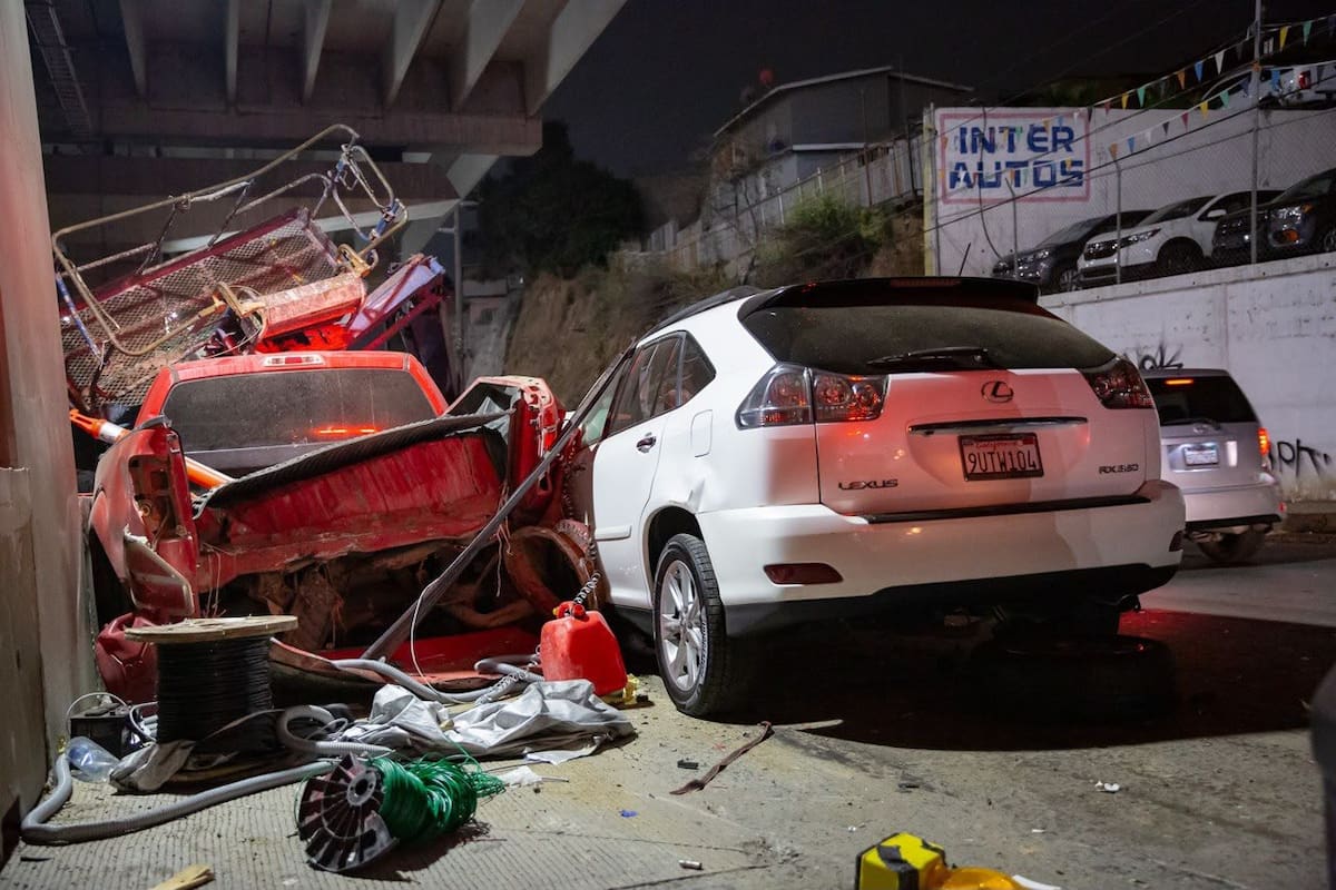Con presunto aliento alcohólico, conductor se estrella contra unidades de mantenimiento del Viaducto Elevado