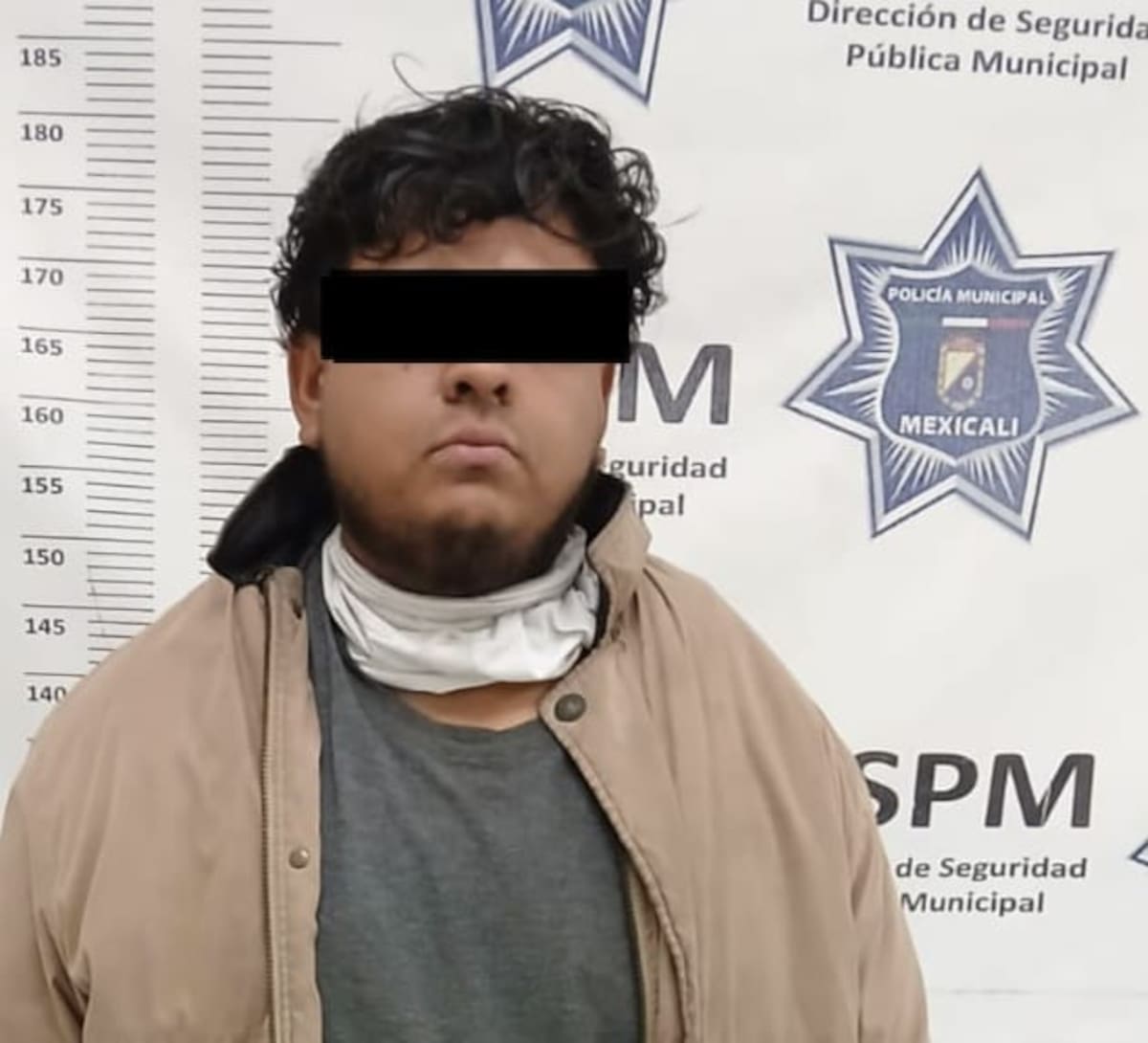 Dos hombres armados que circulaban a exceso de velocidad en una motocicleta sin placas fueron detenidos por agentes municipales en el residencial Montecarlo. Foto: Cortesía