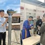 Un estudiante chino de 14 años creó un sistema con un tubo metálico y botellas de plástico que obtiene agua de la humedad del aire para regar zonas desérticas sin usar electricidad, bombas ni motores