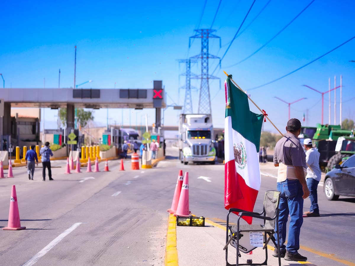Agricultores de la región llevaron a cabo una protesta pacífica con el objetivo de defender sus derechos. La movilización busca reclamar un precio justo y equitativo por su trabajo y sus cosechas, asegurando así la sostenibilidad y la dignidad del sector agrícola. (Foto: Juan J. Morales).