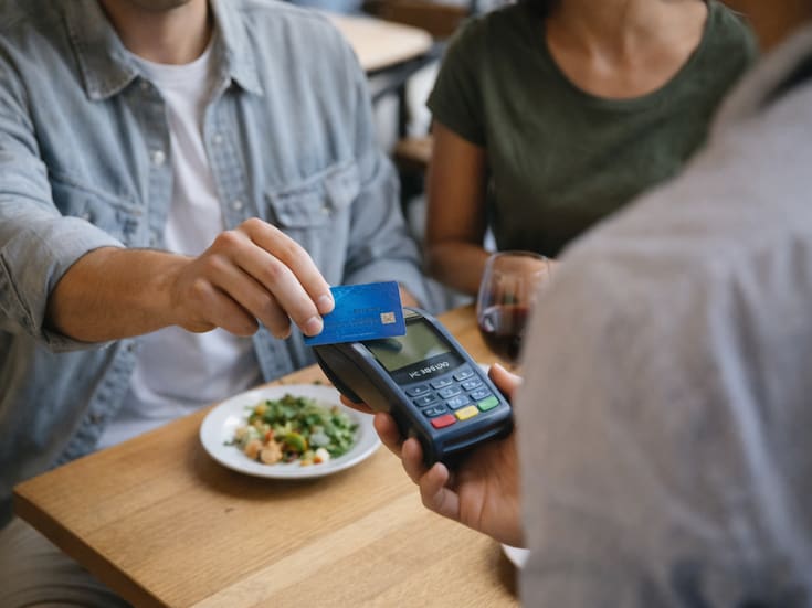 Prefieren comensales pagos con tarjeta en restaurantes