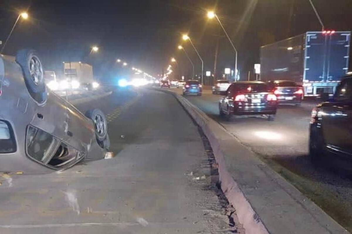 Pierde el control de su vehículo y vuelca en carretera a San Luis