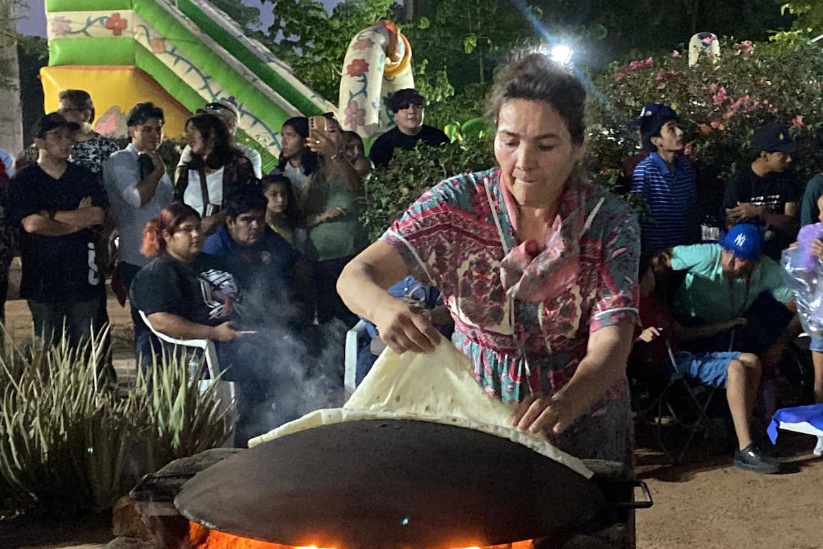 Premian a Maribel por elaborar la tortilla de harina más grande en fiesta de San Juan de Cócorit
