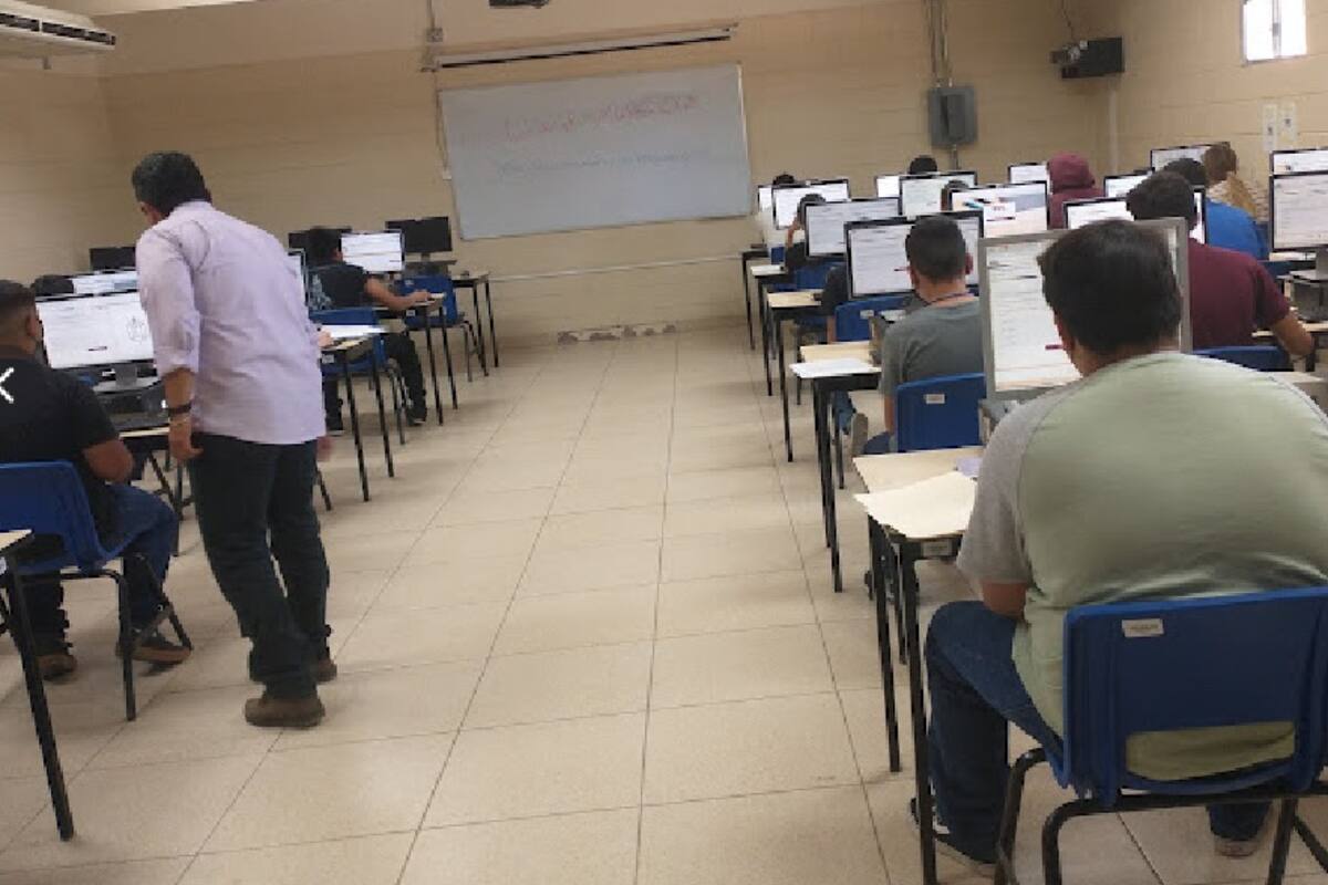 Realizan trabajos de fumigación por plagas en el Cecyte Ejido Puebla