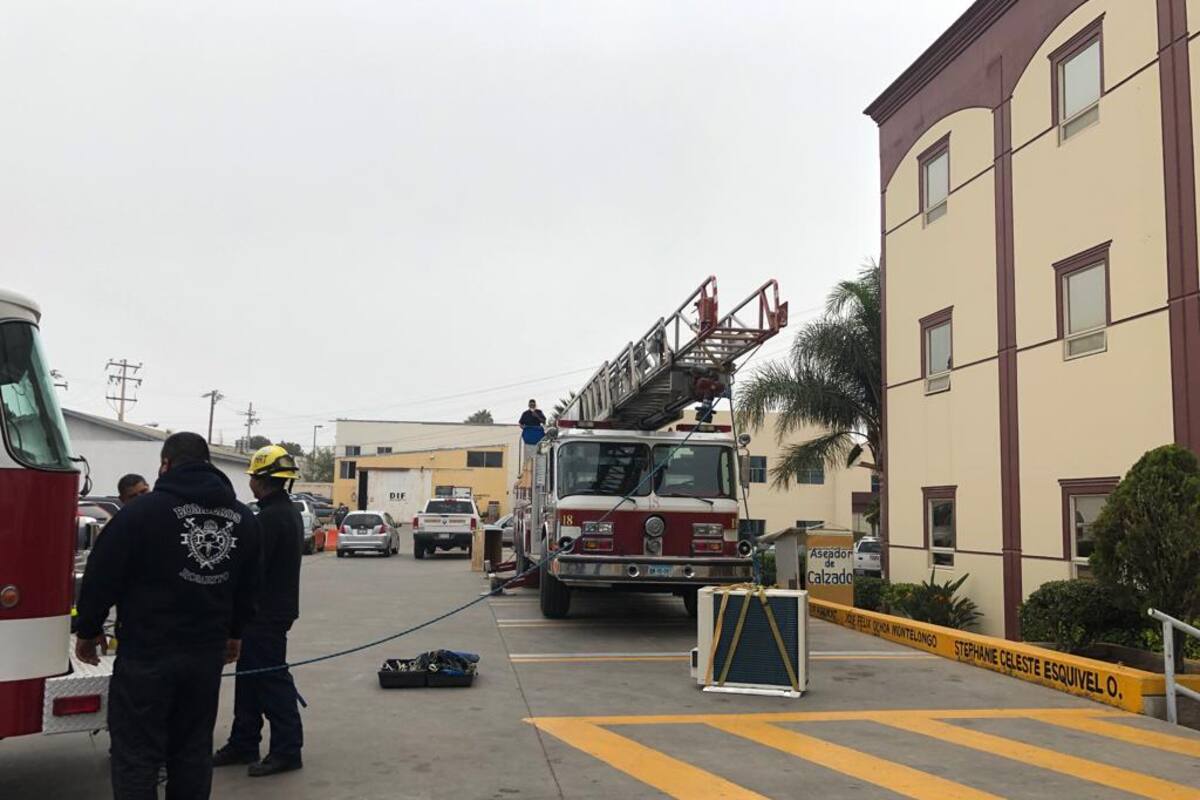 Bomberos maniobran aire acondicionado para Palacio Municipal de Rosarito