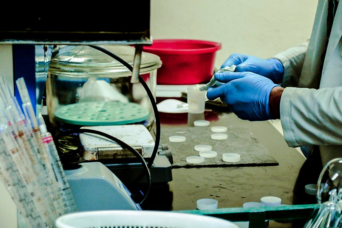 Suspenden pruebas de vacuna australiana tras falsos positivos de VIH