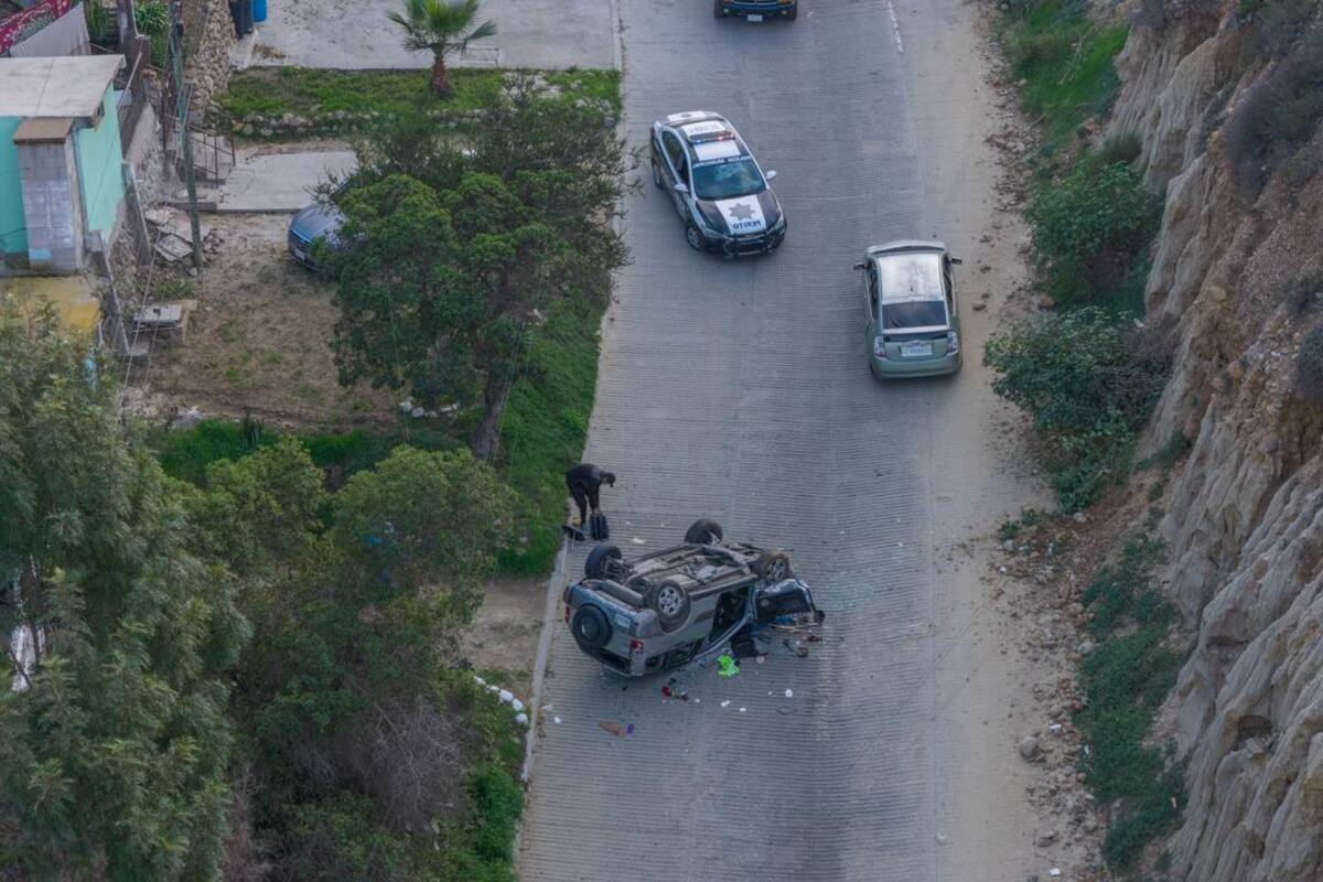 Vehículo cae 20 metros de altura en la colonia Lázaro Cárdenas