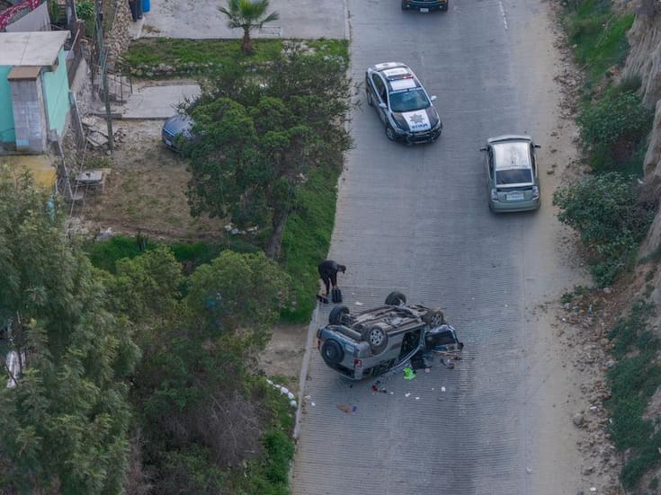 Vehículo cae 20 metros de altura en la colonia Lázaro Cárdenas