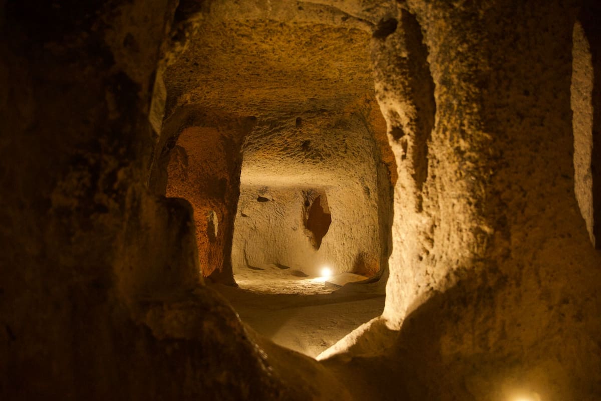 Allí funcionaron un restaurante y salón de eventos llamado Cantina Caverna, un campo de tiro y un centro de entrenamiento para bomberos diseñado para reproducir condiciones de incendio dentro de un túnel. Foto: Pexels.