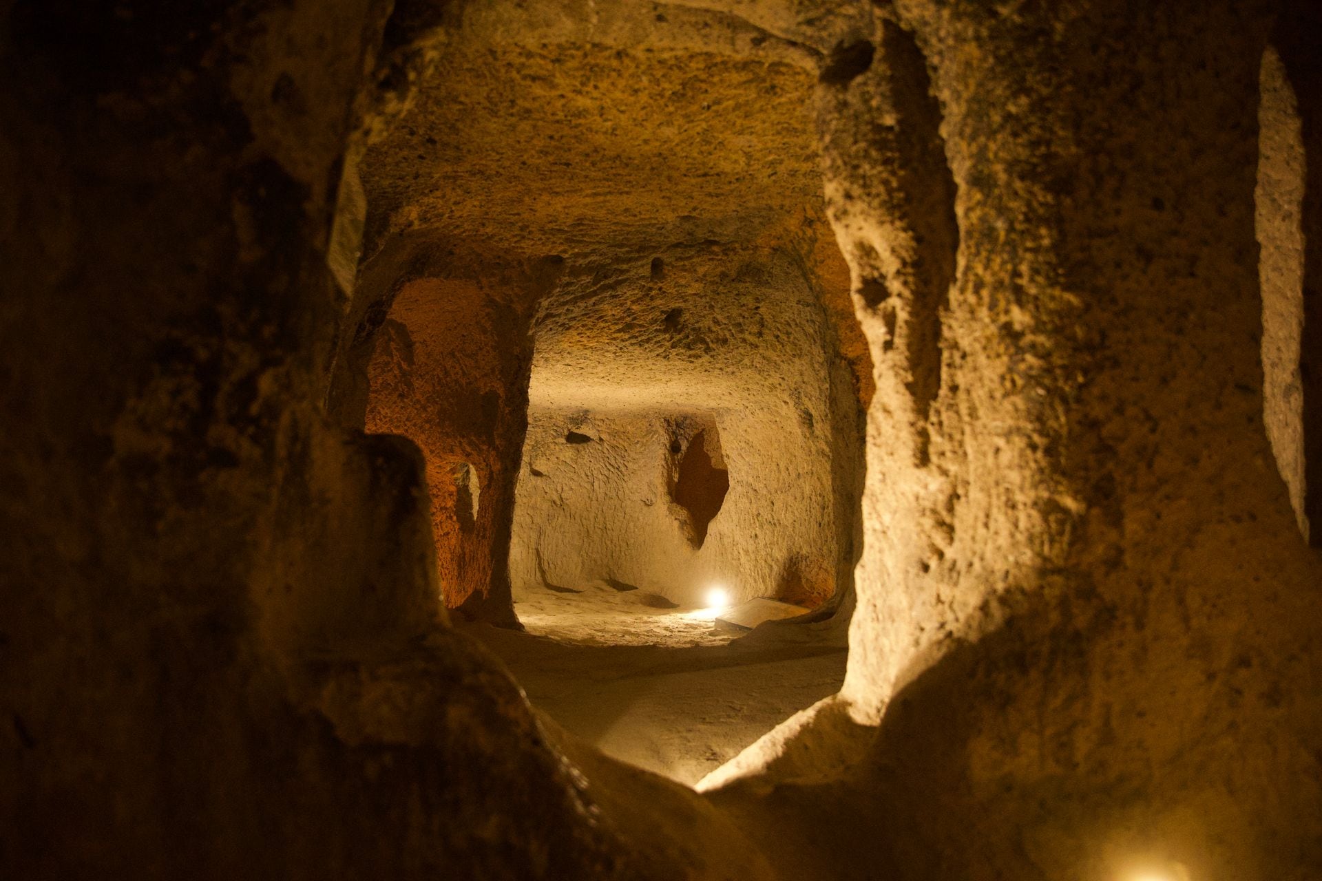 Allí funcionaron un restaurante y salón de eventos llamado Cantina Caverna, un campo de tiro y un centro de entrenamiento para bomberos diseñado para reproducir condiciones de incendio dentro de un túnel. Foto: Pexels.