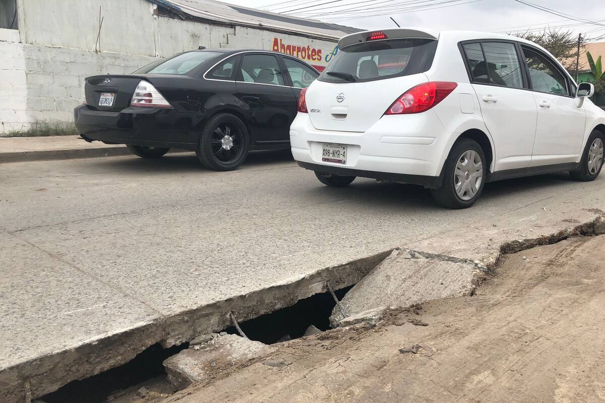 Obras inconclusas de la Cespt causan hundimiento en calle Chihuahua de Rosarito