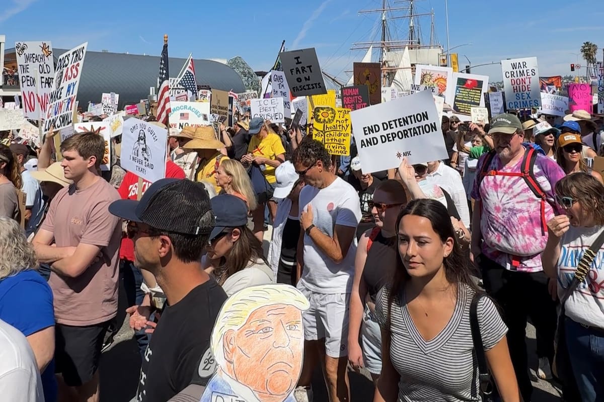 Más de 40 mil protestan contra Donald Trump en San Diego durante “No Kings Day”