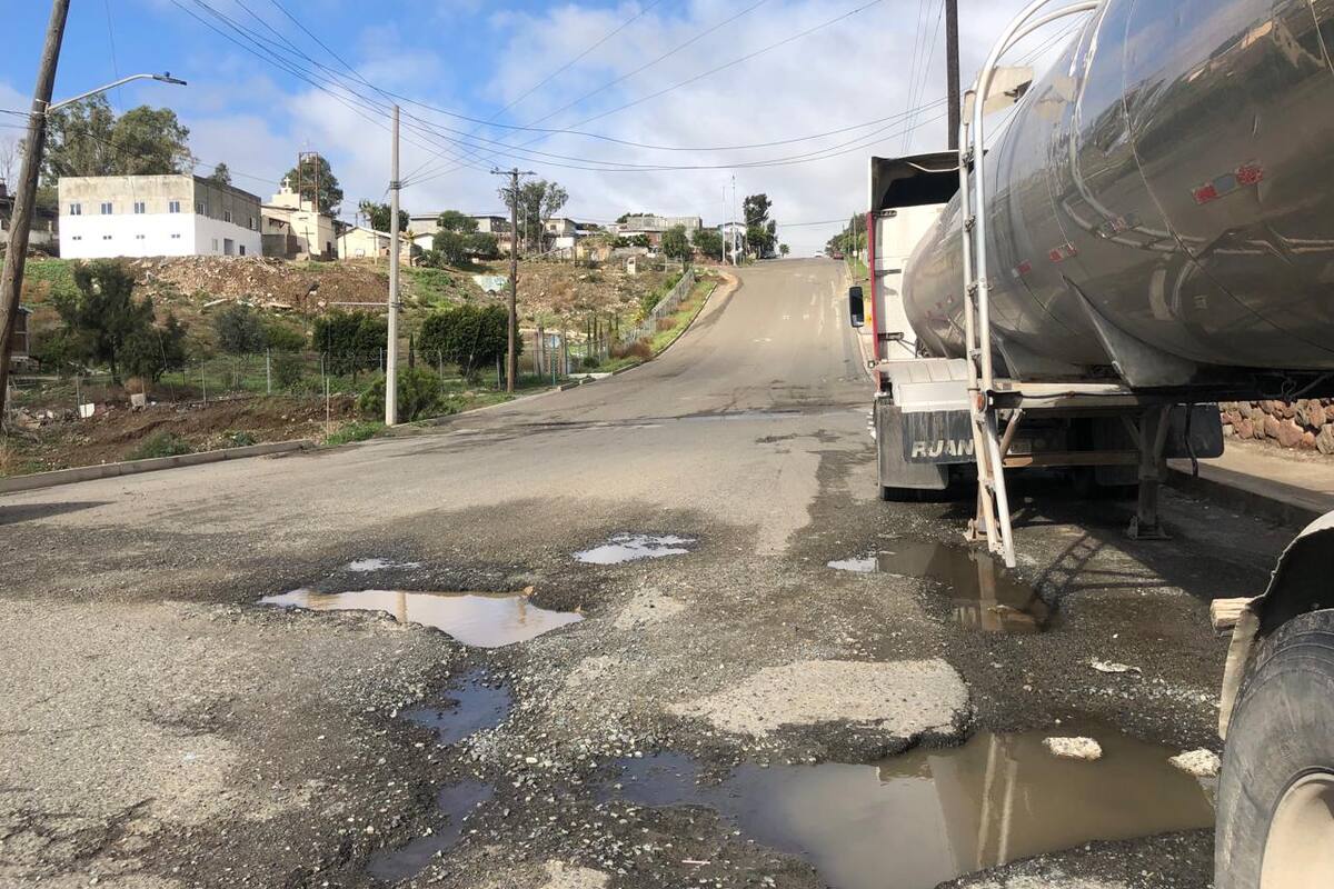 Dejan lluvias calles con baches
