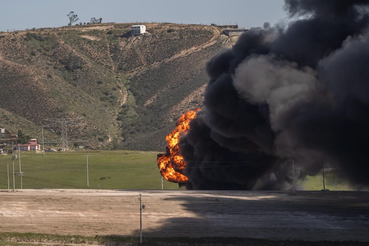 Tardan horas para sofocar incendio en ducto de Pemex en Rosarito
